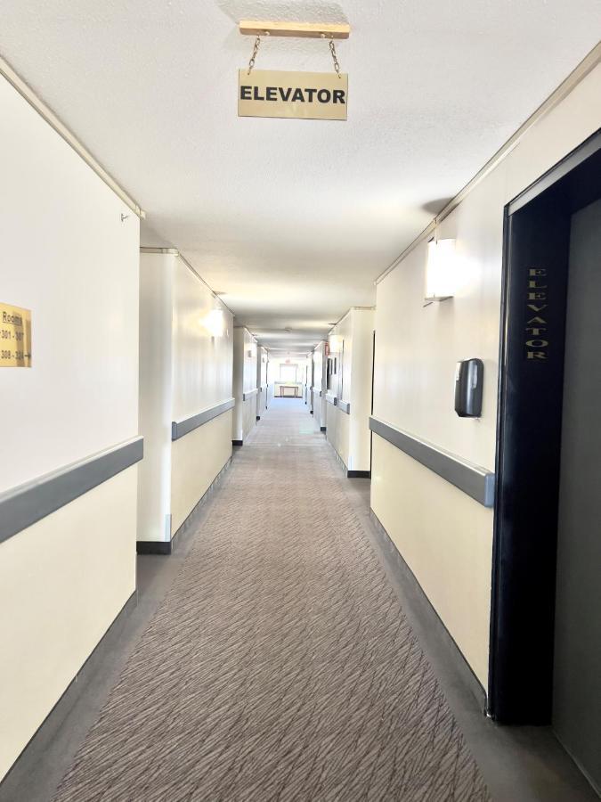 Super 8 By Wyndham Whitecourt Hotel Eksteriør billede