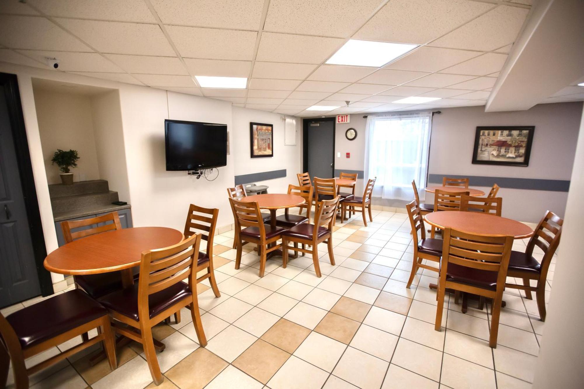 Super 8 By Wyndham Whitecourt Hotel Eksteriør billede