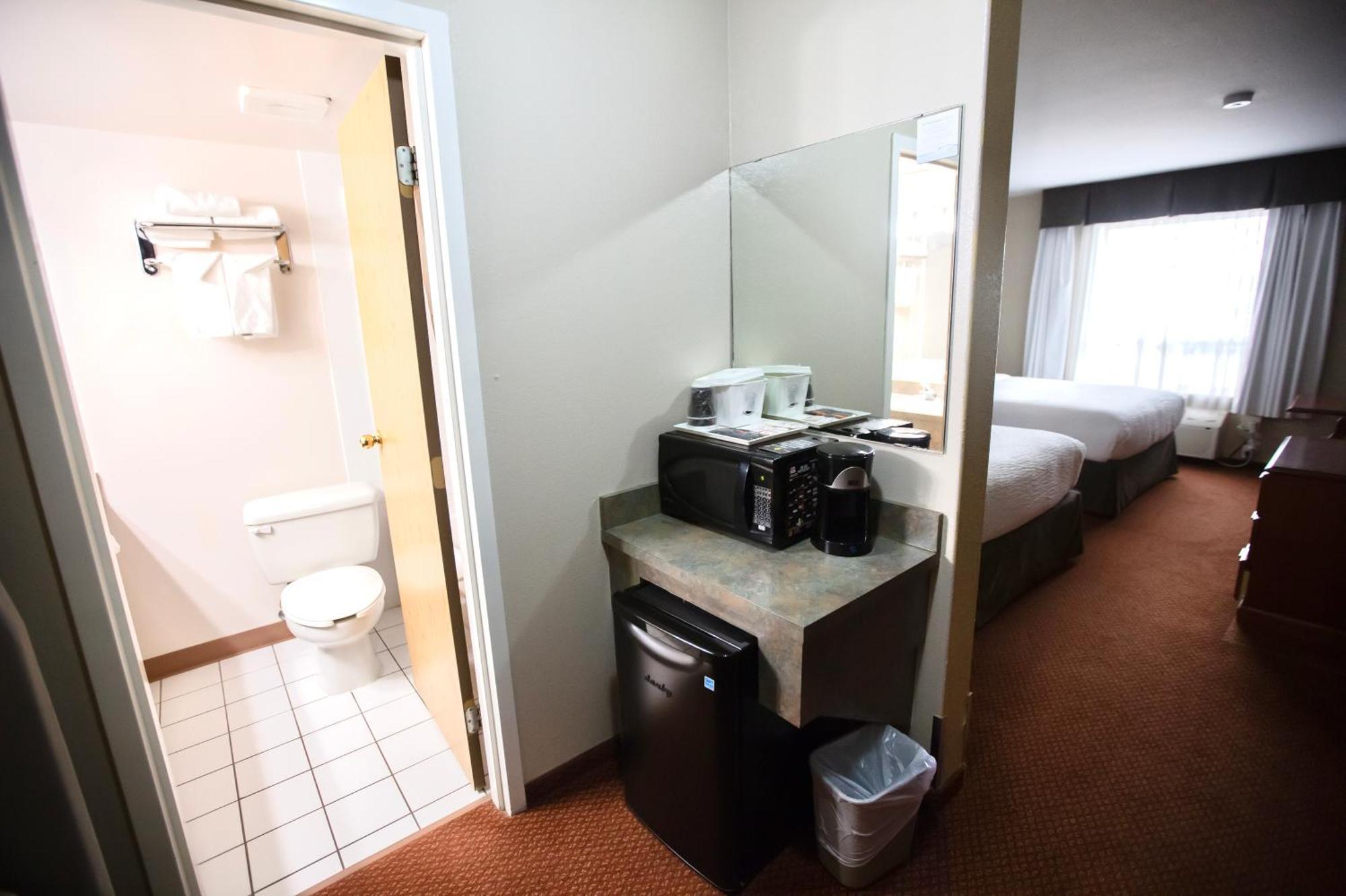Super 8 By Wyndham Whitecourt Hotel Eksteriør billede