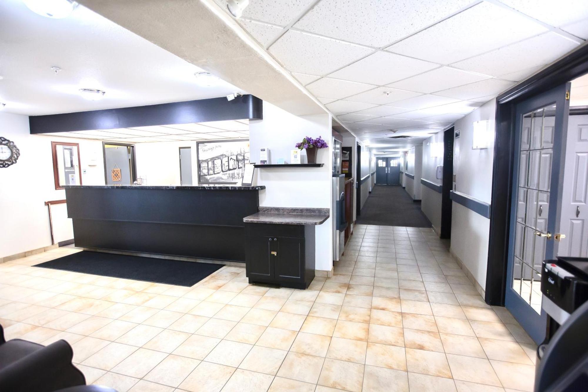 Super 8 By Wyndham Whitecourt Hotel Eksteriør billede