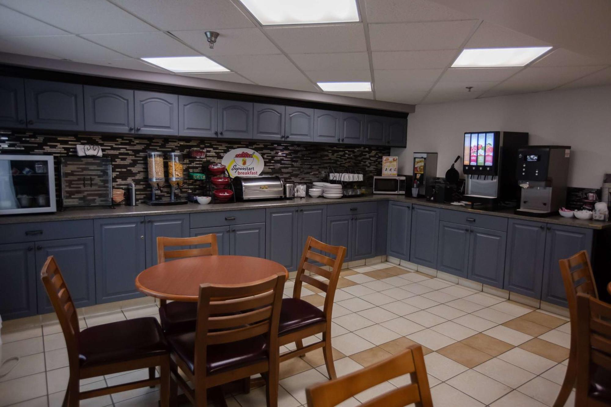 Super 8 By Wyndham Whitecourt Hotel Eksteriør billede